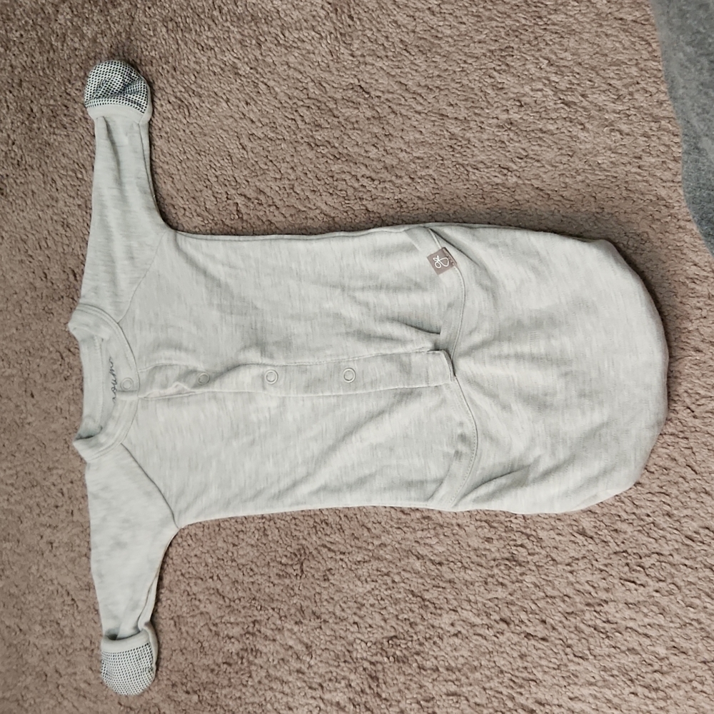 Goumi kids newborn 5 to 8lbs gown barely worn pet free and smoke free house